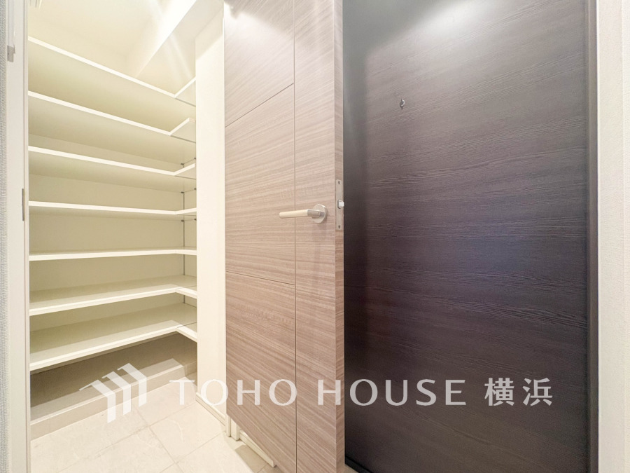 玄関横のシューズインクロークは収納力に優れ、すっきりと整理整頓が可能です。