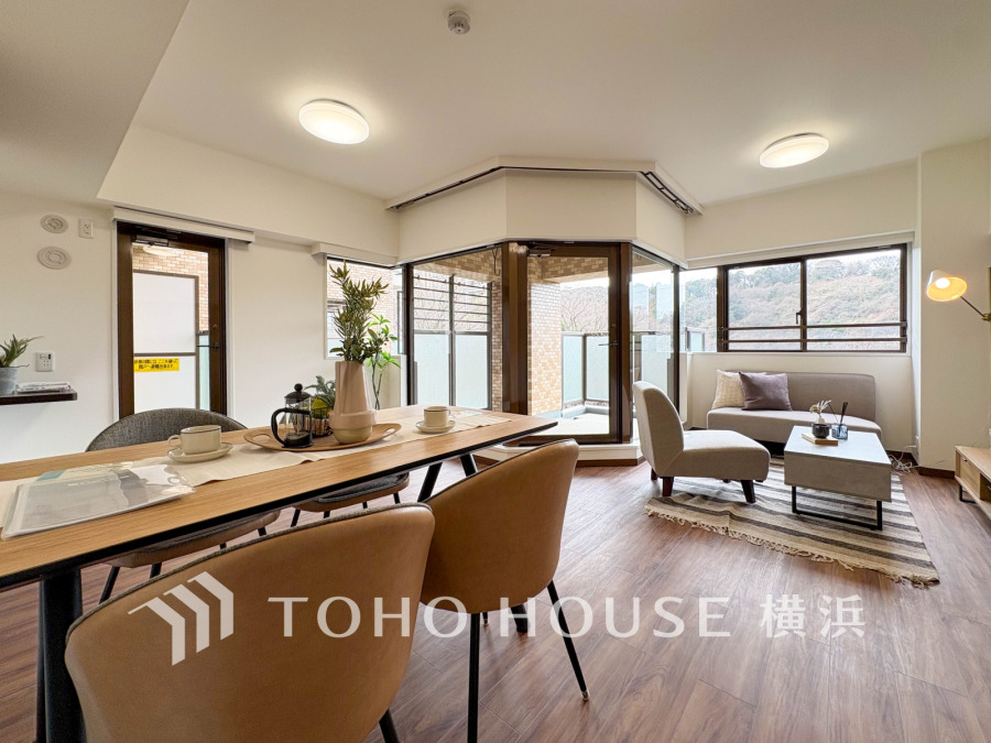 多面採光で明るく開放的なリビングダイニング。バルコニーからの眺望も魅力です。