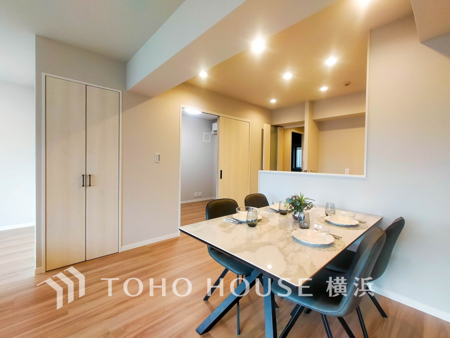 穏やかな時間の流れを楽しみ、寛ぎと笑顔が溢れるリビング。会話を楽しみ、ご家族の何気ない日常にいつもあたたかな幸せの花を添えます。