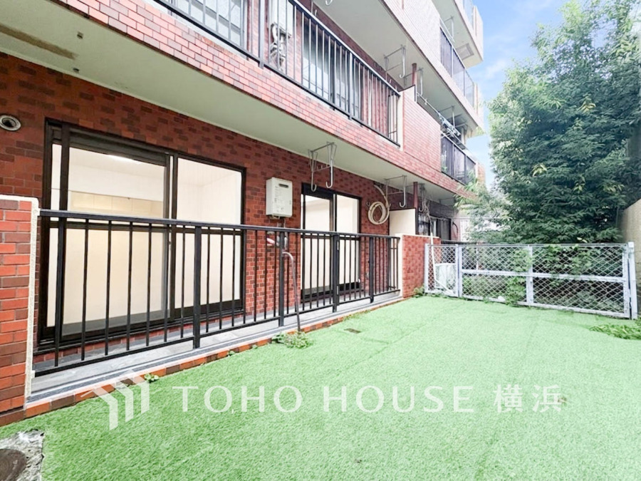 豊かな空間が広がる専用庭。小さなお子様の遊び場にもちょうど良い空間です。ガーデニングで色とりどりの草花を綺麗に飾ればより一層華やかな空間になります。
