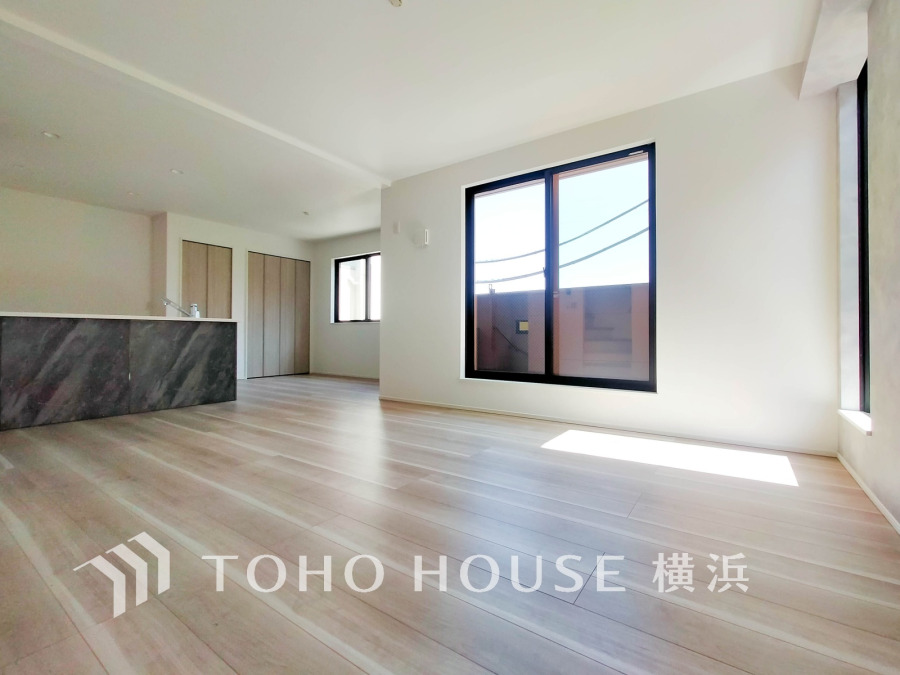 柔らかな光が広がり、デザインされた美しい内装が織り成す家族の集う場所。楽しい会話やさまざまな時が織りなすご家族の時間が丁寧に紡がれていく大切な空間。