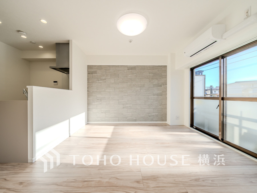 たっぷりの陽光を取り込む大きな窓と、エコカラットが魅力の快適空間です。