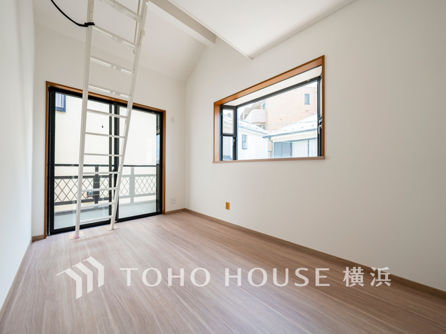 大きな窓からは快適な光を取り入れ、通気性能を上げる事で居心地の良い空間を演出します。多くの時間を過ごす住まいだからこそ、いつも快適な場所であるように心掛けています。