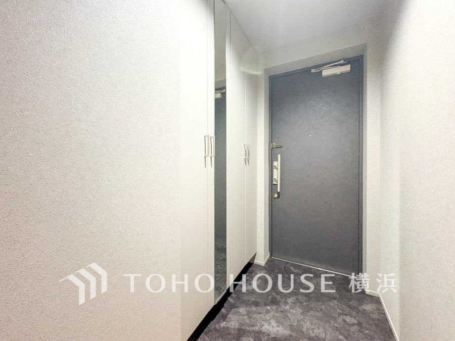 収納力の豊富なトールサイズのシューズボックスを設置した玄関。便利な大型ミラー付きです。
