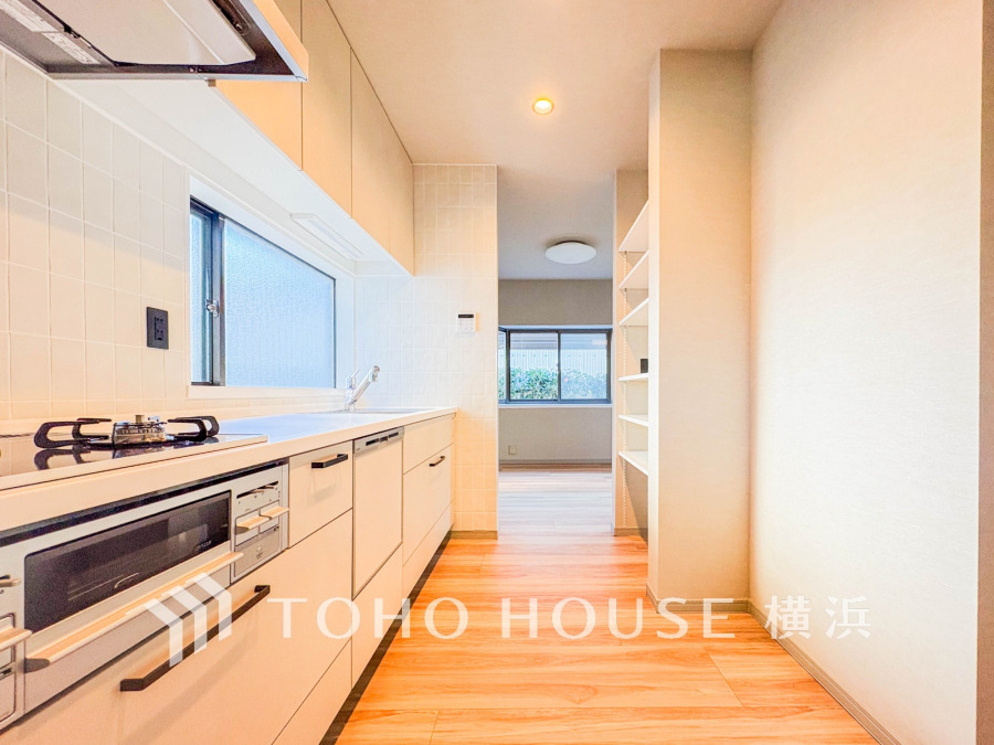 内装の主役でもあり、日常活躍する重要な水回りでもあるからこそ機能性・デザイン性に力を入れております。お手入れのしやすいシステムキッチンを採用しております。