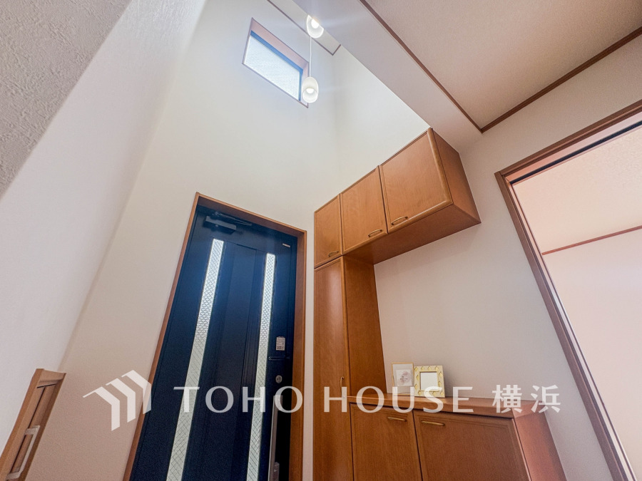 吹き抜けで開放的で上質感漂う玄関。居住者の帰り、訪れる方を優しく迎える・安らぎに満ちた生活空間を予感させる。健やかな暮らしを楽しめそう