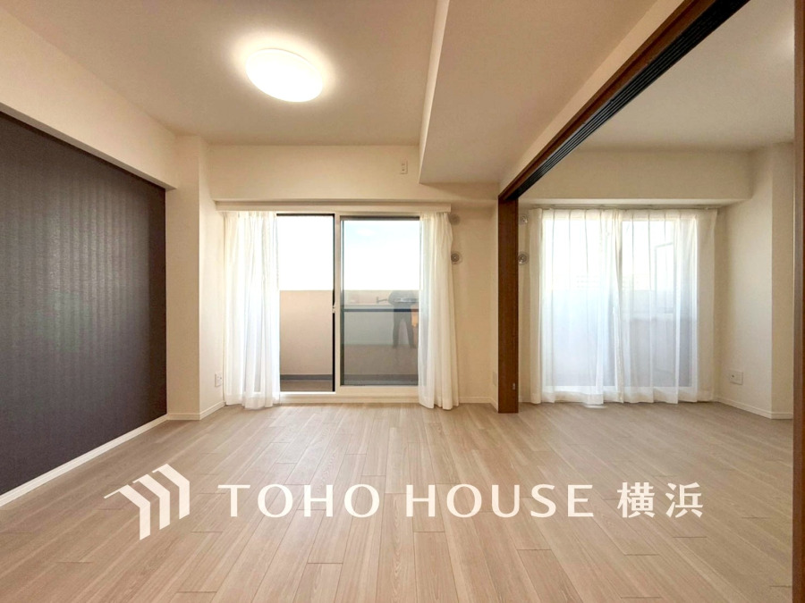 穏やかな時間の流れを楽しみ、寛ぎと笑顔が溢れるリビング。会話を楽しみ、ご家族の何気ない日常にいつもあたたかな幸せの花を添えます。