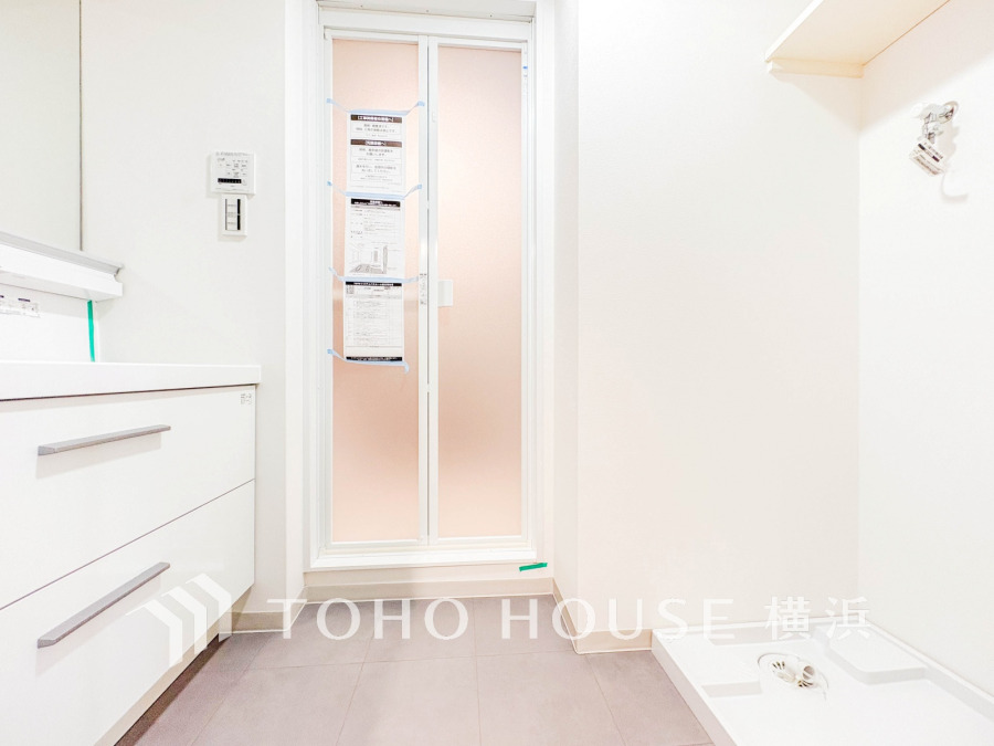 十分な大きさの洗面台は収納もさる事ながら、身だしなみチェックや歯磨きなど、朝の慌ただしい時間でもホテルライクなスペースで余裕とゆとりを感じて頂けます。