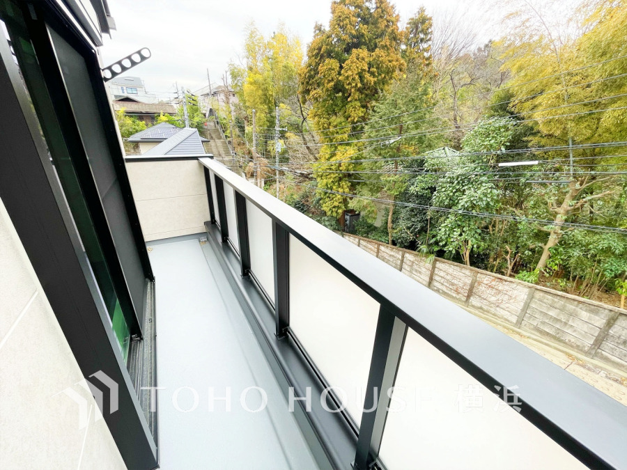 暮らしの中で光と風を演出してくれるバルコニー、見事なまでの開放的な空間を演出しながら、プライベート性も確保された空間は我が家の自慢。