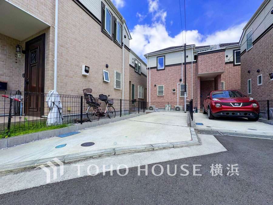 ゆったりとした駐車スペースを確保いたしましたので、お車2台の駐車が可能です（車種によります）。自転車やバイクなど、ゆとりのある敷地で置き場所に困ることはないでしょう。