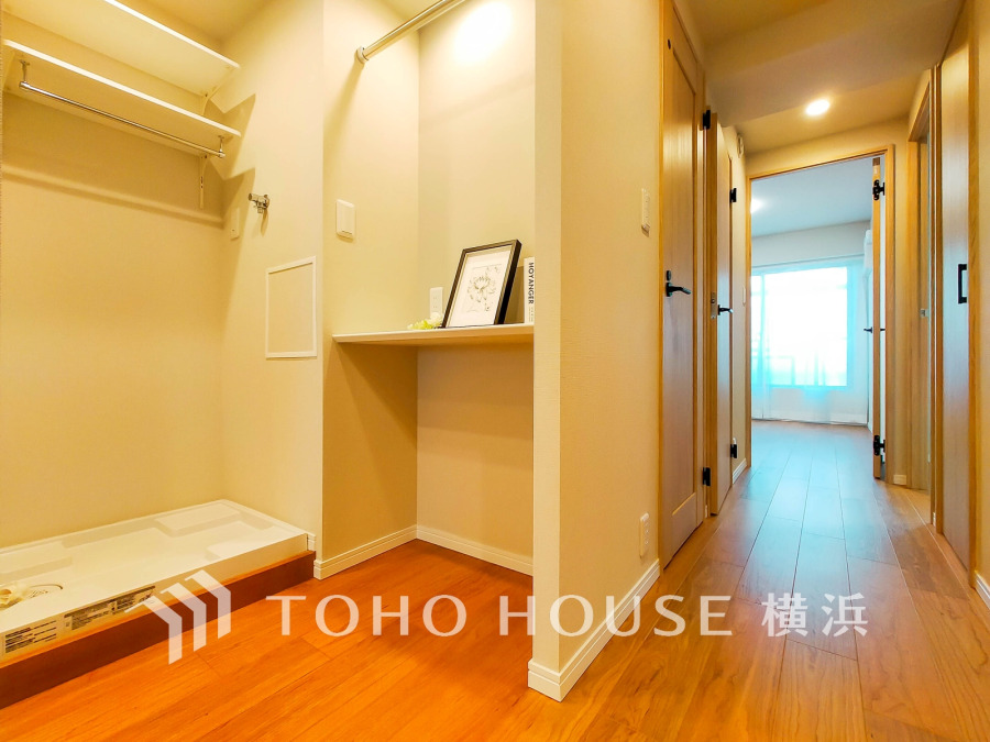 カウンター付きのユーティリティスペース。キッチンに隣接し、家事動線も良好です。