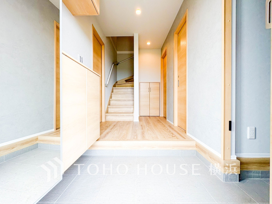 明るく開放的な玄関ホール。大容量のシューズボックスと階段が見えるシンプルな設計で使いやすさを追求。