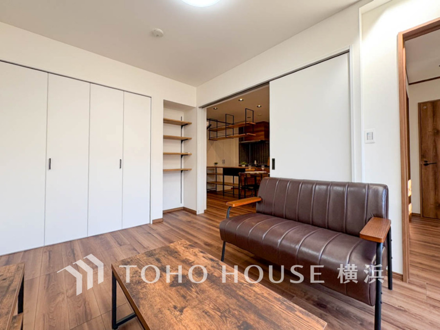 リビングに隣接した居室は、扉を開放して広々リビングとしてもお使い頂けます。住まう快適と機能性が嬉しいお住まい。