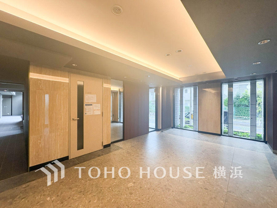 広々としたエントランススペース。柔らかな光溢れる開放的な空間です。
