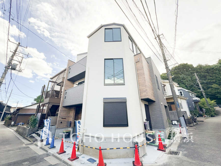 時代の流れに惑わされないシックなカラートーンで街並みに溶け込む外観は、主張し過ぎず、また平凡になり過ぎず絶妙なコントラストで輝きを放ちます。