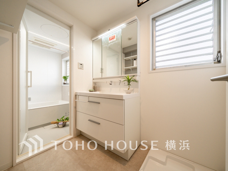 十分な大きさの洗面台は収納もさる事ながら、身だしなみチェックや歯磨きなど、朝の慌ただしい時間でもホテルライクなスペースで余裕とゆとりを感じて頂けます。