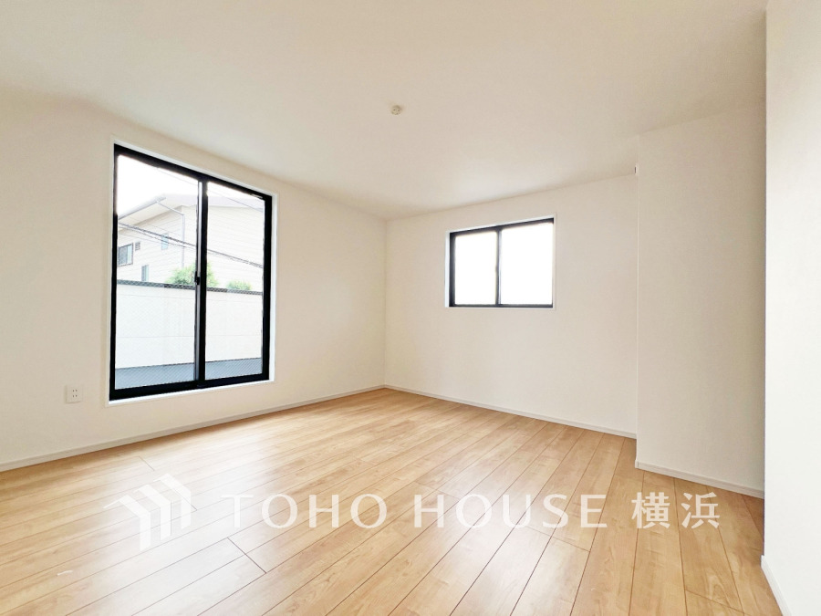 バルコニーに面した明るい洋室。穏やかな陽射しが、ゆったりとした寛ぎの時間を包みます。
