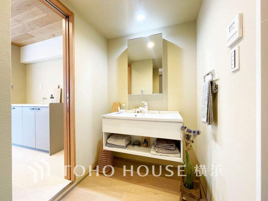 デザイン性の高さ、清潔感、色合い、使い勝手、ゆとり、様々な観点から丁寧に仕上げられたパウダールーム。健やかな毎日のため、上質な空間で一日の始まりと終わりを快適に。