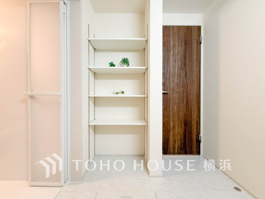 パウダールームは、ホワイトを基調とした明るく清潔感溢れる空間。リネン類や洗剤などを収納できる棚も設置し、美しさと暮らしやすさの両面を揃えました。