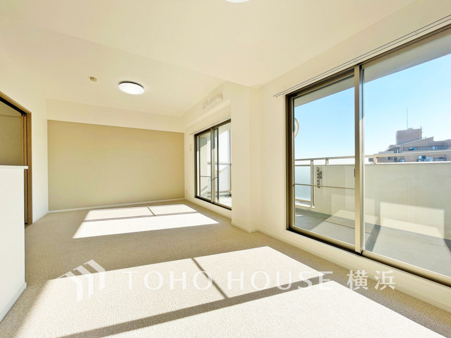 明るく開放的な空間が広がるLDK。室内には豊かな陽光が注ぎ込み、爽やかな住空間を演出。
