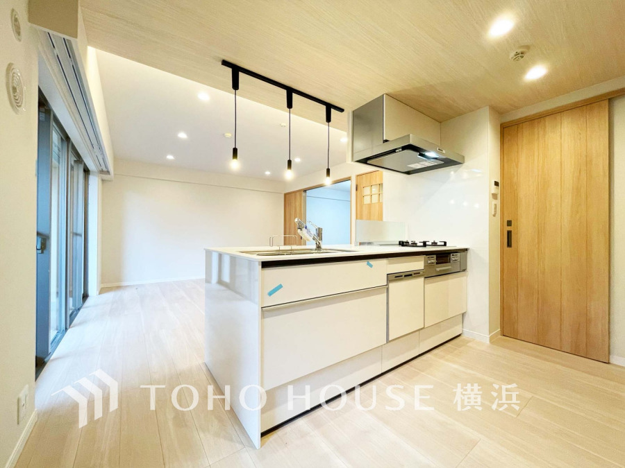 家族と過ごすひと時を溢れる光が優しく包み込むリビングダイニング。家族とともに、心穏やかに過ごすひととき。家族との時間、自分の時間を大切にできる空間がここにあります。