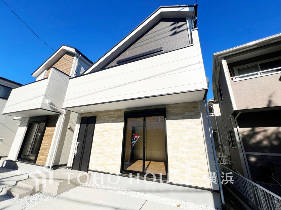 ふりそそぐ陽射しと開放的な空間形成。青空を背景に更なる美しさを醸す佇まい。暖かな陽光と爽やかな風がハーモニーを奏でる上質な空間を愉しむ暮らしがここにある。