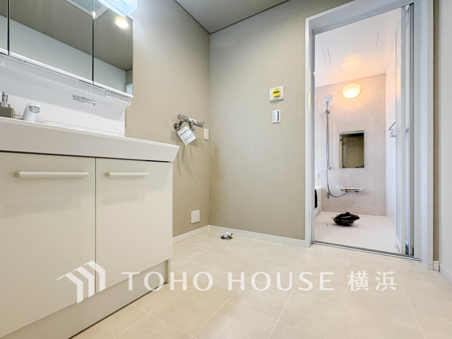 新規交換された洗面化粧台は美しく使いやすい機能が備えられています。