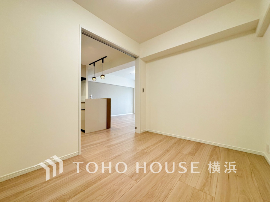 リビングに隣接した洋室は、引き戸を開け放してLDK空間を共有しながら開放的に使うこともできます。
