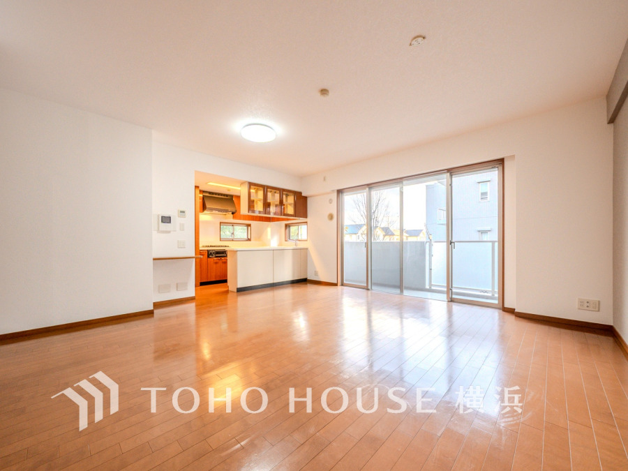 大きな窓からたっぷりの光が差し込む、開放感あふれるリビングダイニングと使いやすい対面キッチンの空間です。