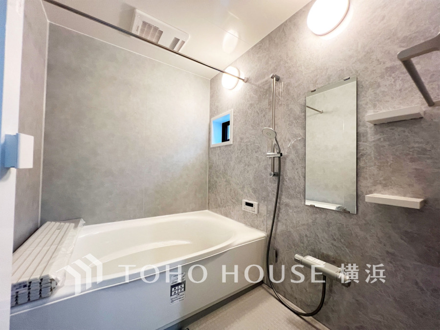 心地よいリラックスを叶える清潔感溢れる美しい空間。快適で機能的なバスルームです。
