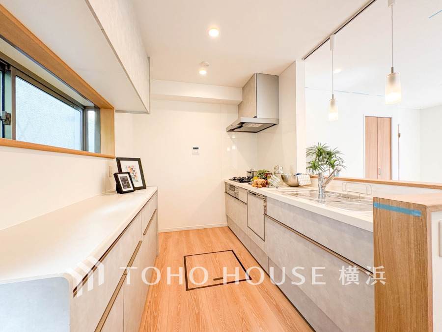 キッチン背面に収納棚を設置しました。統一感のある空間は美しく、機能性も良好です。