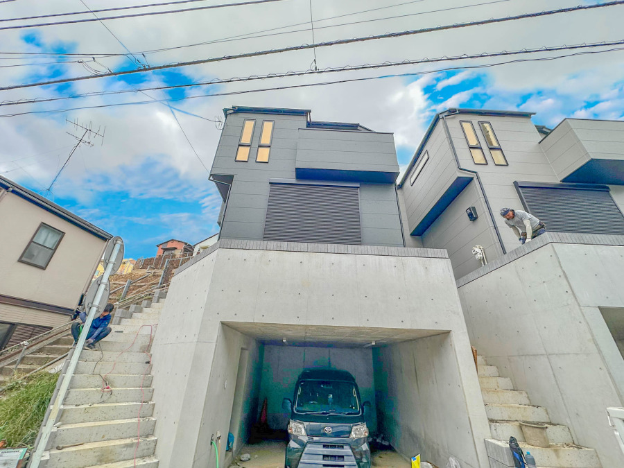 住む人を映し出す洗練された佇まいは、いつまでも輝き続けながらいつしか街の風景に溶け込んでいきます。