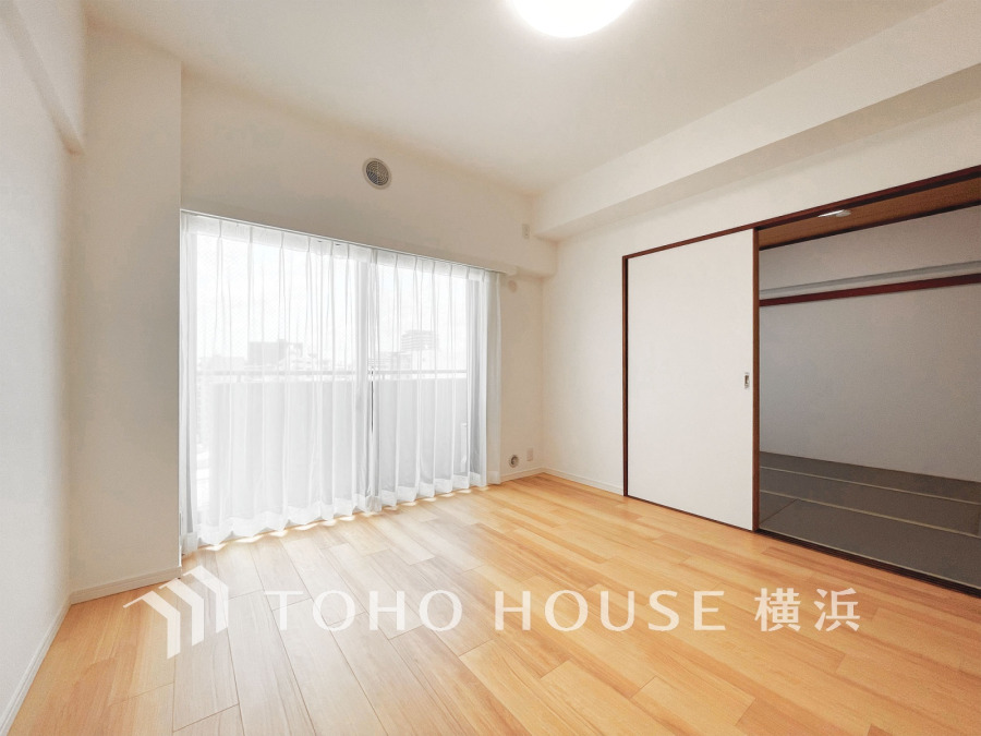 豊かな光が照らすこの場所は、たわいもない会話を楽しみ、ゆったりとした時間を過ごす場所。家族の日常が刻まれる大切な空間です。