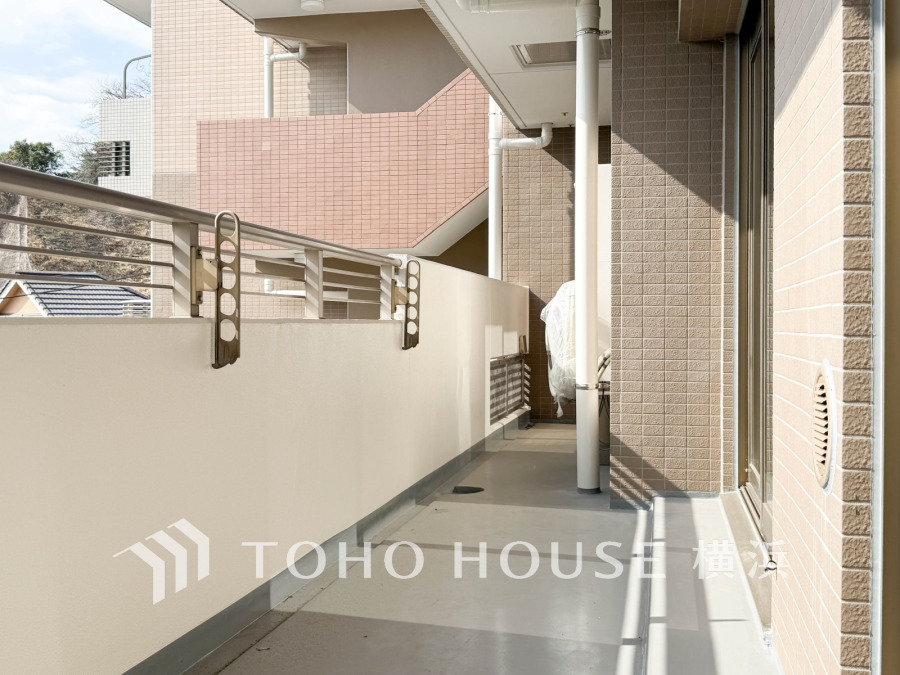 ずっと太陽を感じる事ができるのは、遮るものが視界に無いから。彼方に広がる風景が絵画のように広がります。