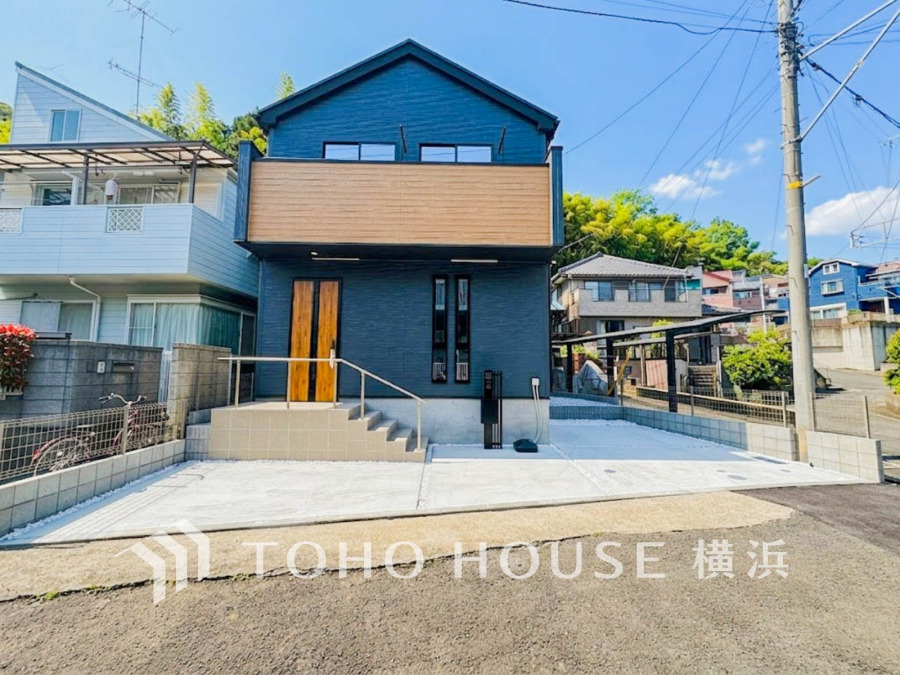 閑静な街並みに調和する落ち着いた外観。洗練されたモダンな外観です。