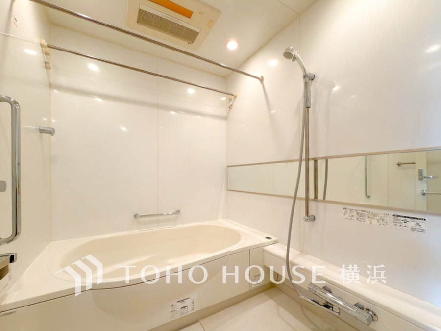 明るい色合いと上質な質感が美しいバスルーム。一日の疲れをさっぱりと洗い流し、寛ぎとリフレッシュのための大切な空間。