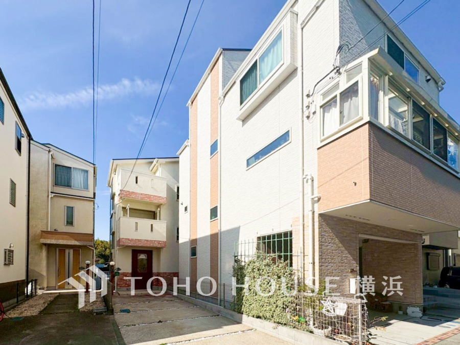 落ち着いた街並みに調和する美しい佇まい。通りから一歩入った位置に建つお住まいなので、外からの視線が気になりにくく、プライバシーが保たれる印象です。