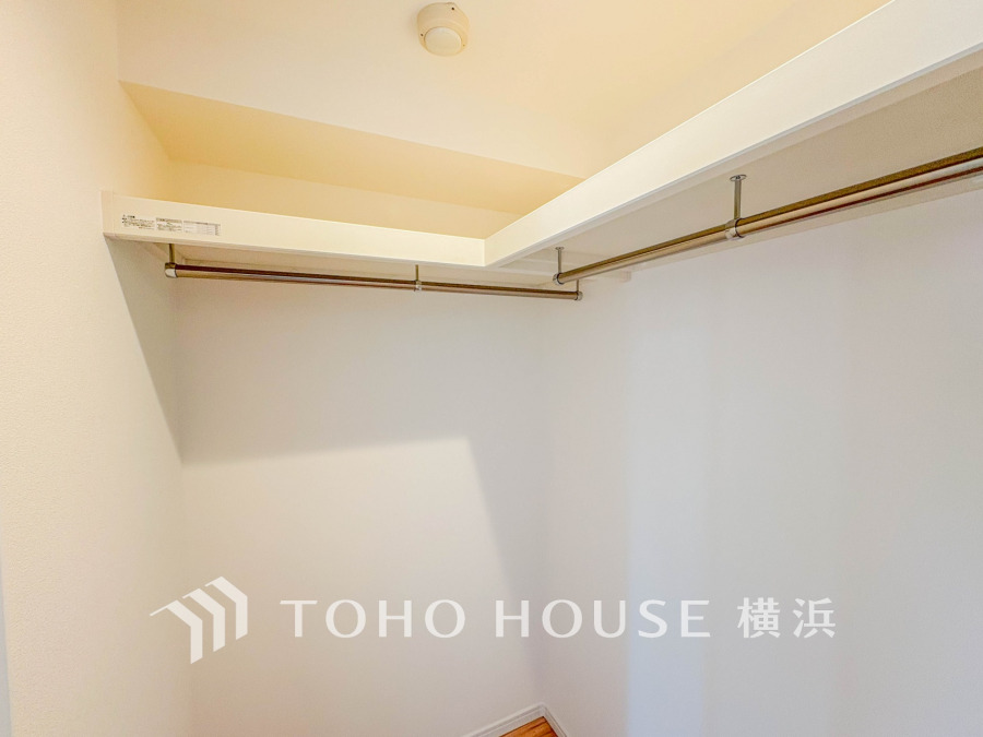 たっぷりとした収納スペース・ウォークインクローゼット。その収納力は是非ご自身の目でお確かめください。冬物のコートやスーツなど、大切なお洋服を皺なく収納できます。