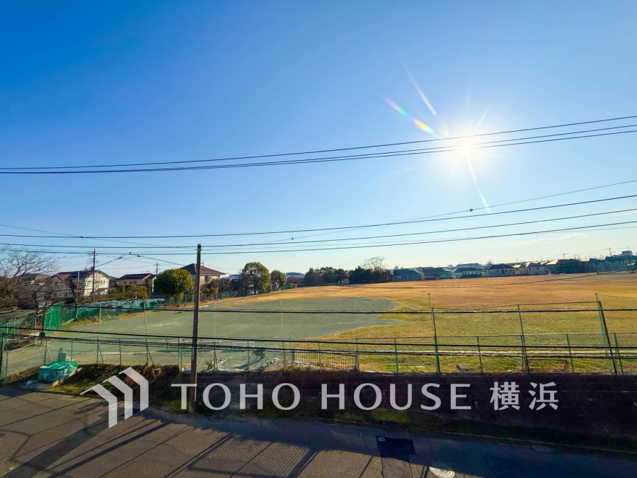 広々としたグラウンドを望む開放的な眺望。陽当たり良好で爽やかな住環境が魅力です。