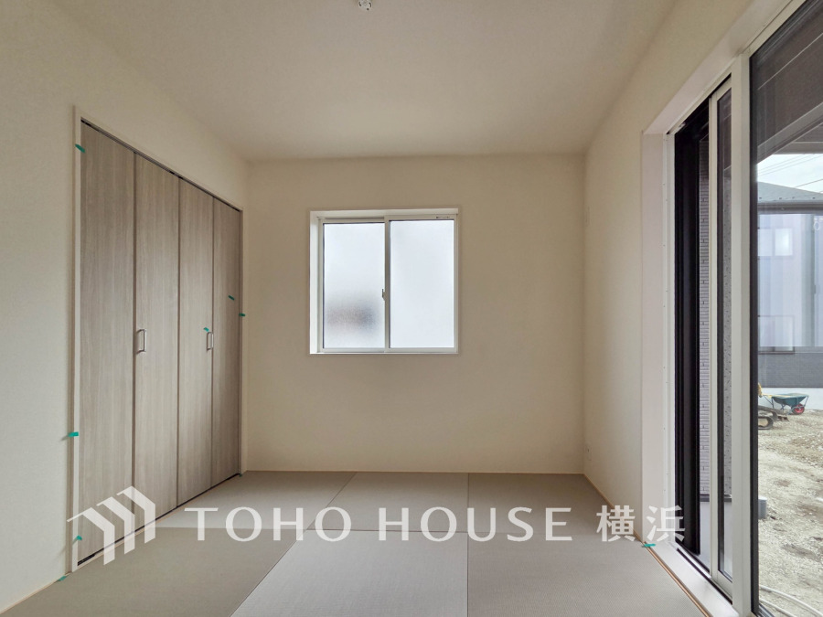 洋室とはまた違った良さがある和室。畳の香りに癒され、和の空間を感じることのできる落ち着きある一部屋です。障子からこぼれる光も優しく心穏やかになる空間です。