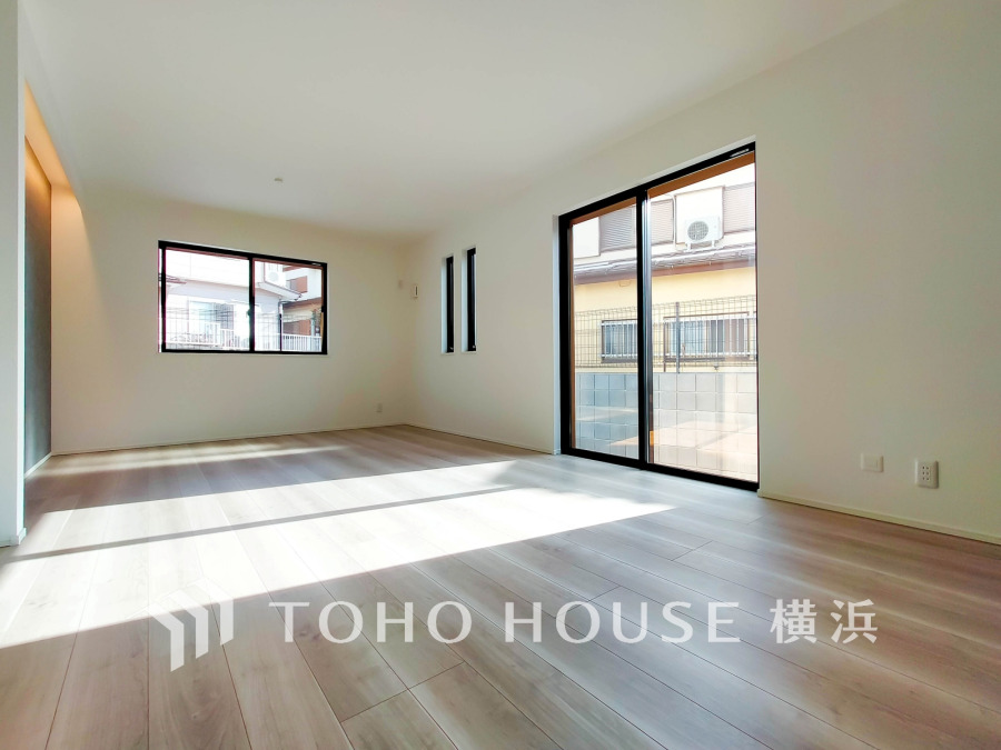 陽光がたっぷり差し込む広々としたリビング。シンプルで明るい空間が心地よい暮らしを演出します。