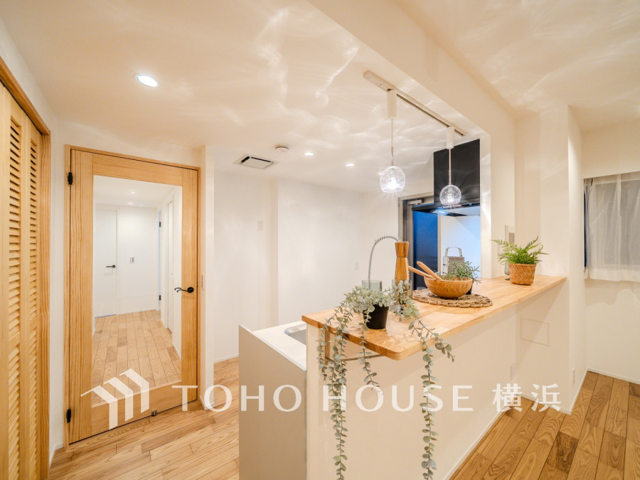 新規交換された清潔感溢れるシステムキッチン。スタイリッシュな対面式キッチンです。
