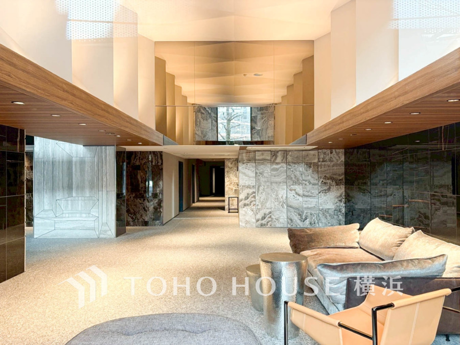 植栽の位置や開放的なエクステリアも含めて美しくトータルにデザインされています。時間のゆとりと空間、爽やかな陽光がもたらす光と風を贅沢なまでに感じる暮らしが始まります。