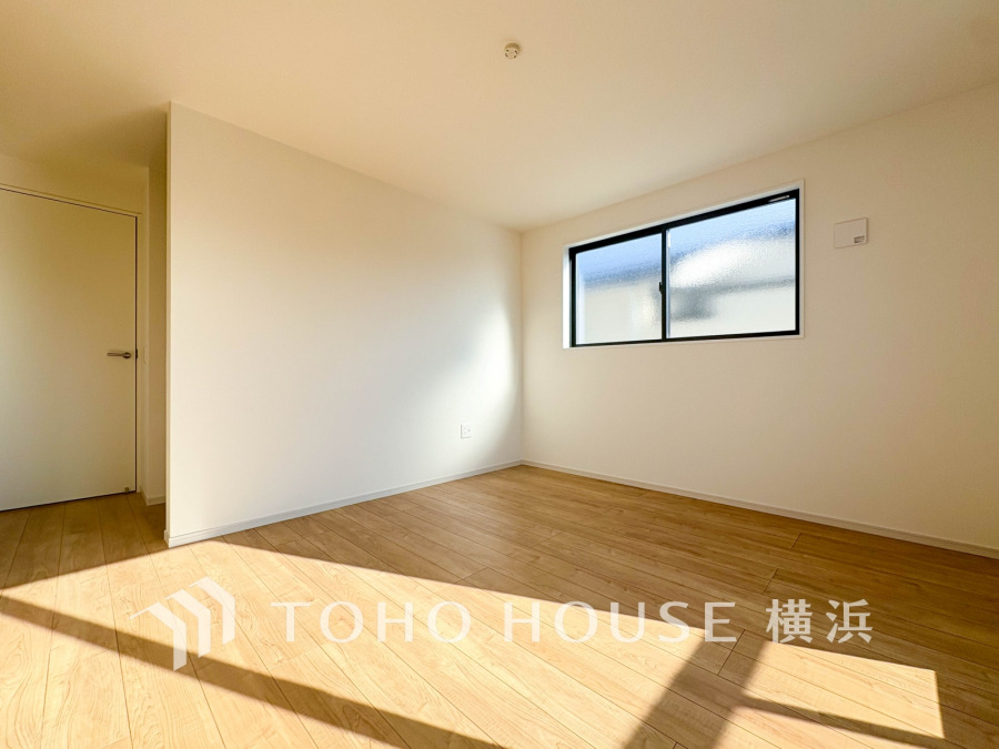 大きな窓からたっぷりと陽光が注がれる明るい空間。家族の成長に対応できる永住仕様の間取り。時を忘れて過ごす場所として過ごせるお部屋。