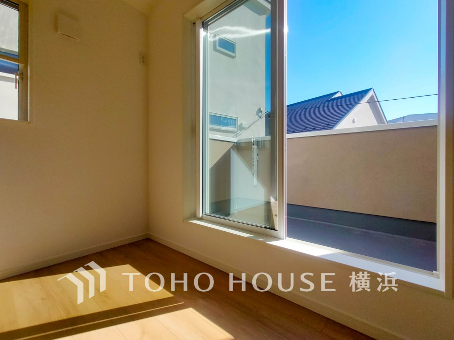 リビングには南東向きの明るいバルコニー付き。爽やかな風を感じて、心躍る素敵な暮らしがはじまります。