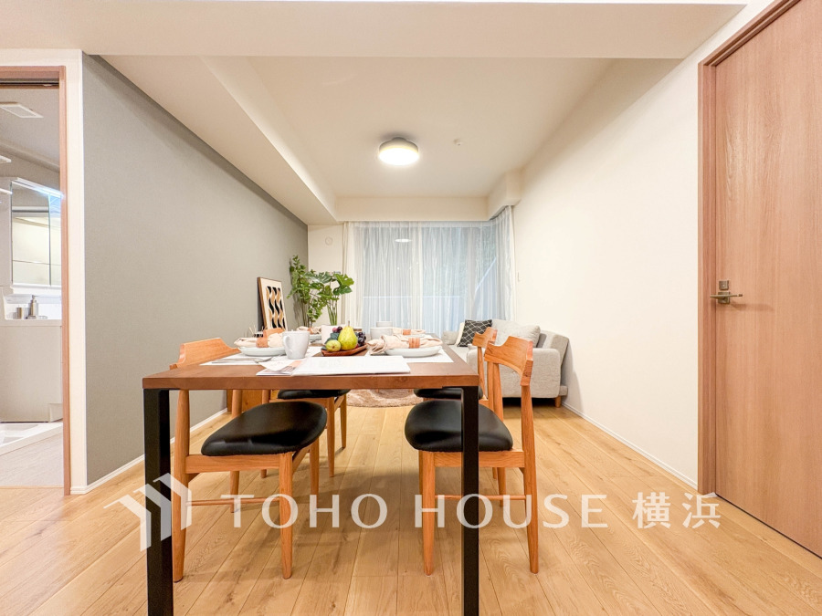 穏やかな時間の流れを楽しみ、寛ぎと笑顔が溢れるリビング。会話を楽しみ、ご家族の何気ない日常にいつもあたたかな幸せの花を添えます。