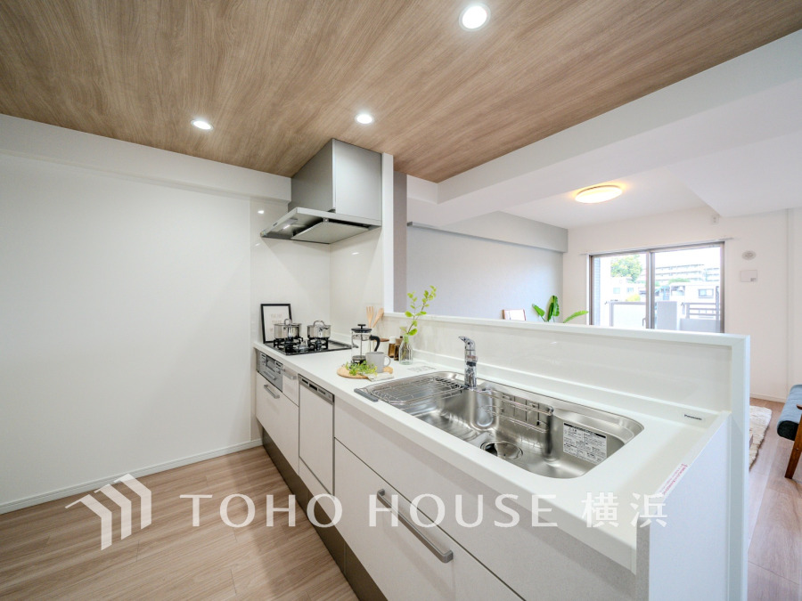 広く取られた対面キッチンは、リビングで寛ぐご家族と会話をしながらお料理が出来ます。高級感のあるカラーで空間をより上質な雰囲気にした、清潔感のあるデザインです。