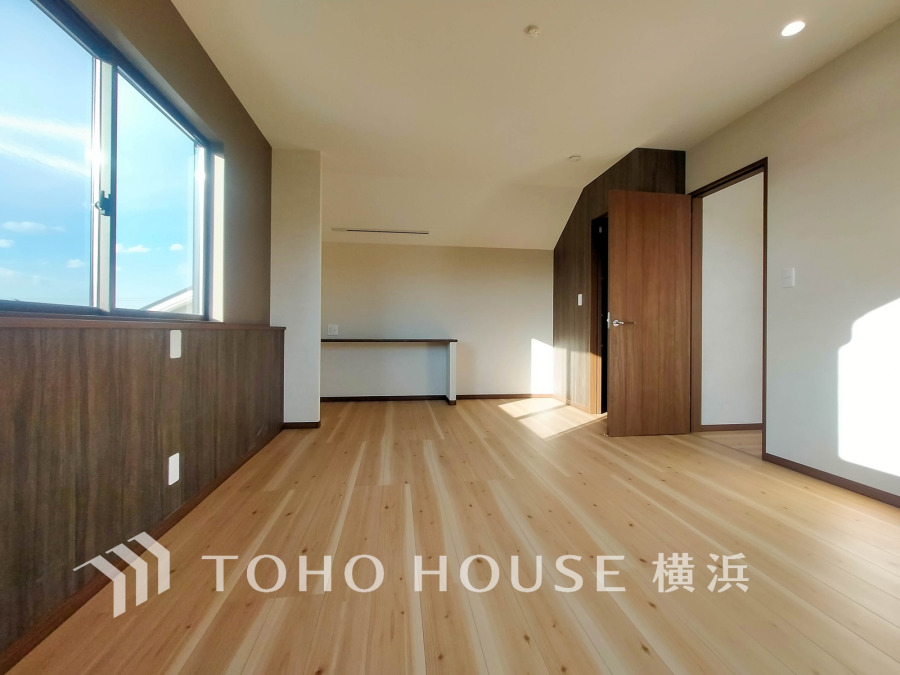 とても上質感を感じることができる和室は、暖かな陽射しがたっぷりと入る気持ちの良い空間。多目的に使用できる快適なお部屋としてお使い頂けます。