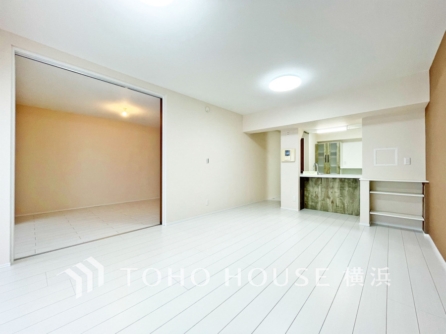 明るく開放的な空間が広がるLDK。室内には豊かな陽光が注ぎ込み、爽やかな住空間を演出。

