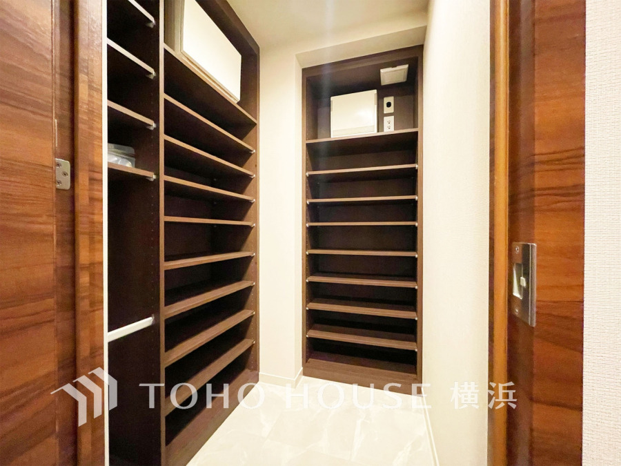 玄関には、ご家族みんなの靴をたっぷりと収納することができるシューズインクローゼットをご用意しました。さらに場所をとるベビーカーやゴルフ道具なども収納できるので、玄関まわりはいつもすっきり。